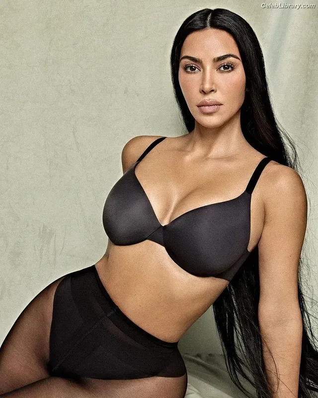 Kim Kardashian photo 11 of 4170