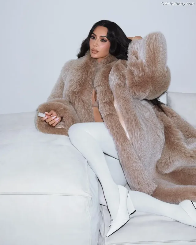 Kim Kardashian photo 17 of 4170