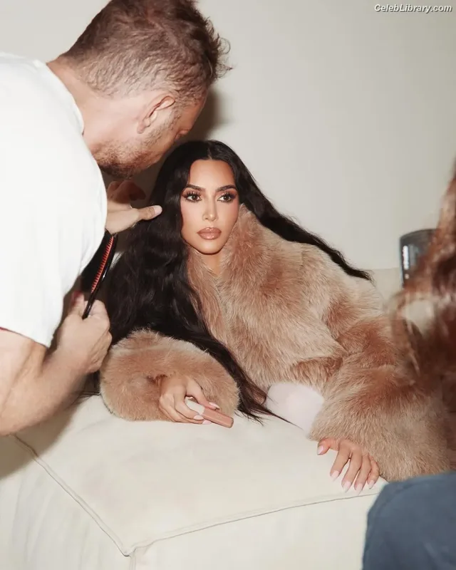 Kim Kardashian photo 18 of 4170