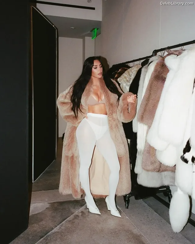 Kim Kardashian photo 19 of 4170
