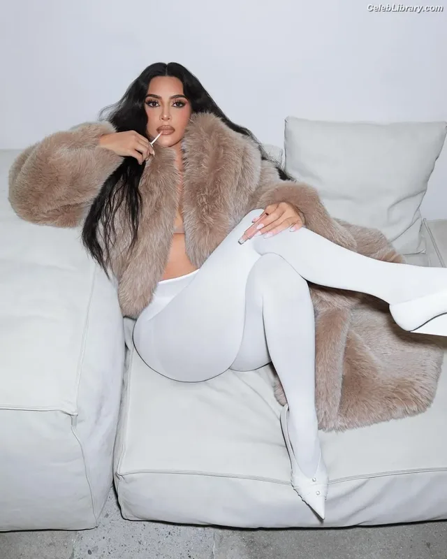 Kim Kardashian photo 21 of 4170