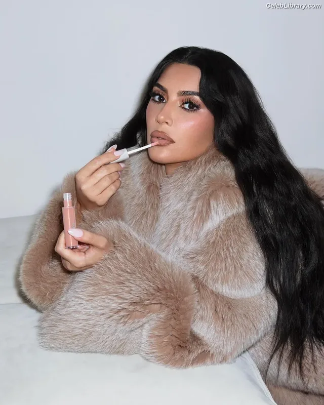 Kim Kardashian photo 22 of 4170