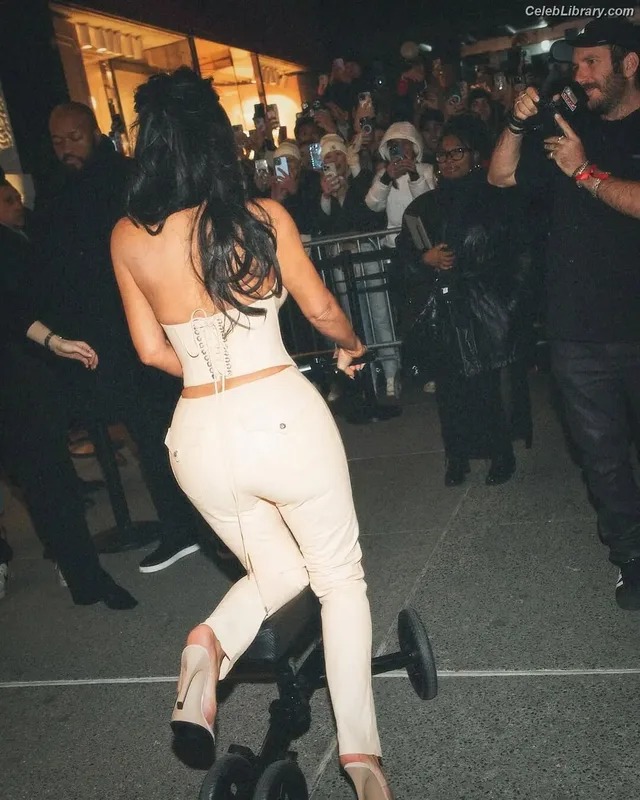 Kim Kardashian photo 5 of 4170