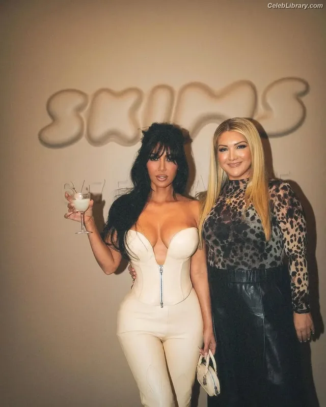 Kim Kardashian photo 8 of 4170