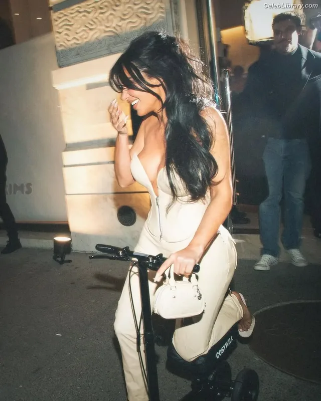 Kim Kardashian photo 10 of 4170
