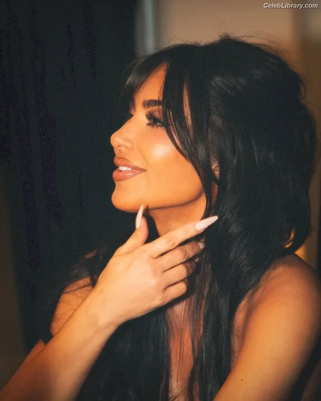 Kim Kardashian photo 12 of 4170