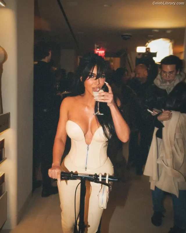 Kim Kardashian photo 13 of 4170
