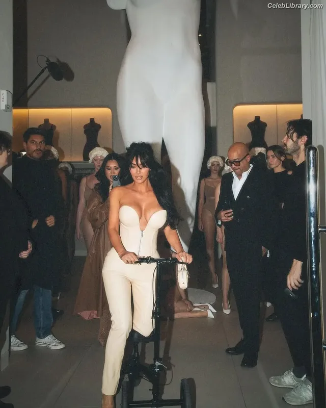Kim Kardashian photo 14 of 4170