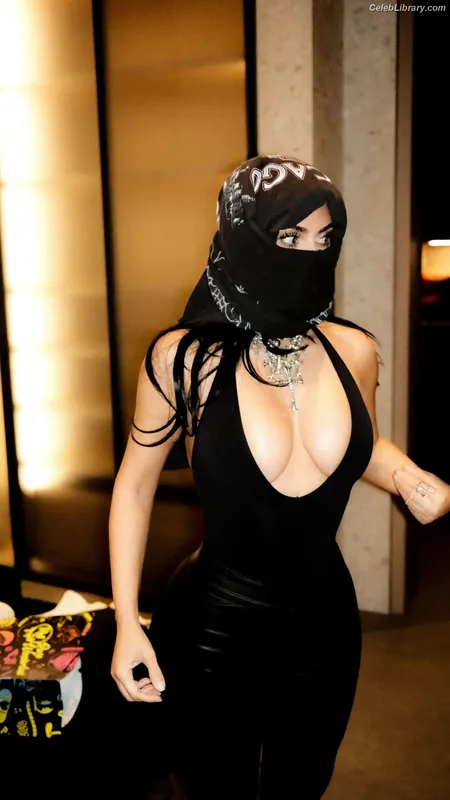 Kim Kardashian photo 17 of 4170