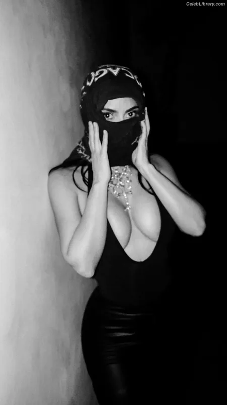 Kim Kardashian photo 21 of 4170