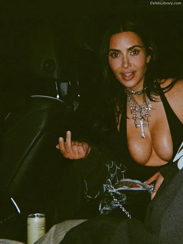 Kim Kardashian photo 24 of 4170