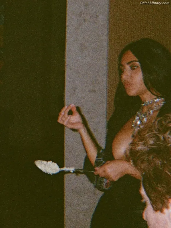 Kim Kardashian photo 2 of 4170