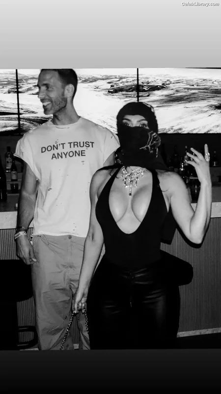 Kim Kardashian photo 5 of 4170