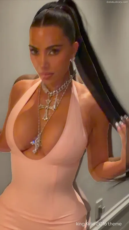 Kim Kardashian photo 14 of 4170