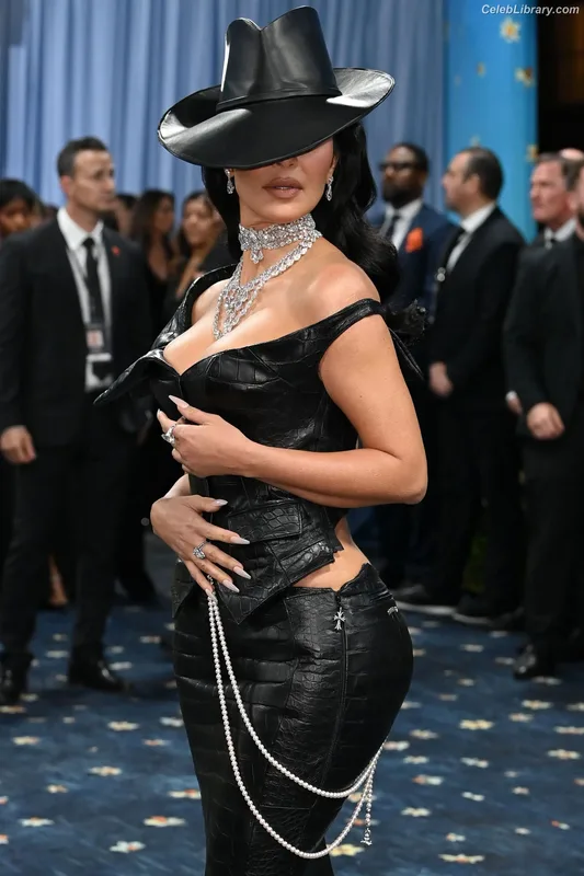 Kim Kardashian photo 9 of 4170