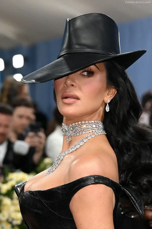 Kim Kardashian photo 11 of 4170