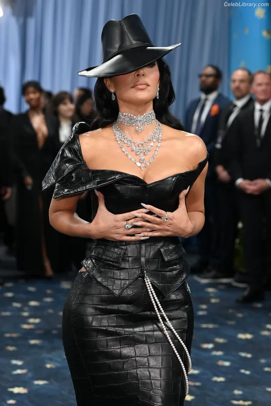 Kim Kardashian photo 14 of 4170