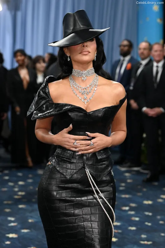 Kim Kardashian photo 16 of 4170