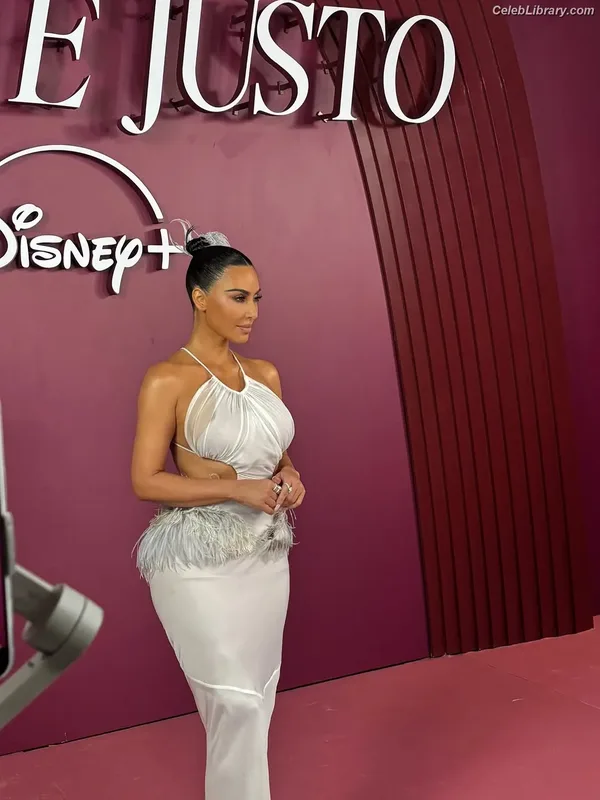 Kim Kardashian photo 20 of 4170