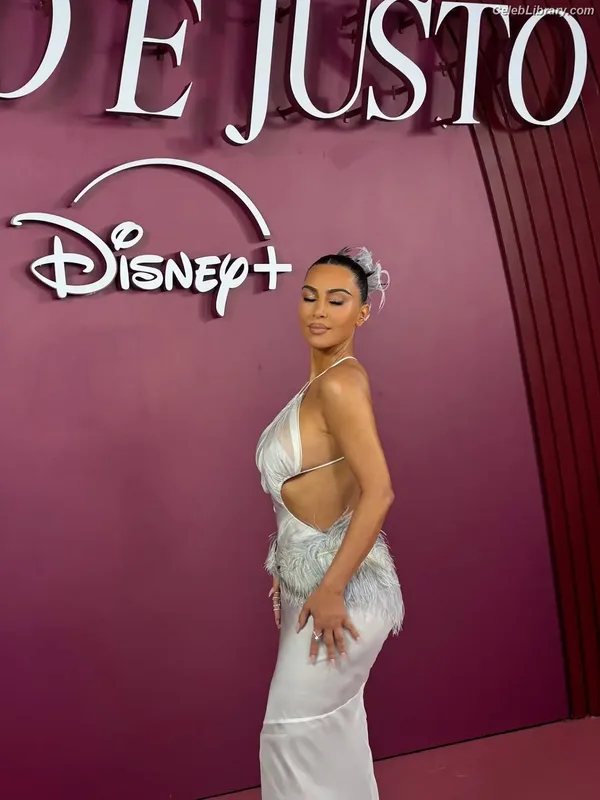 Kim Kardashian photo 21 of 4170