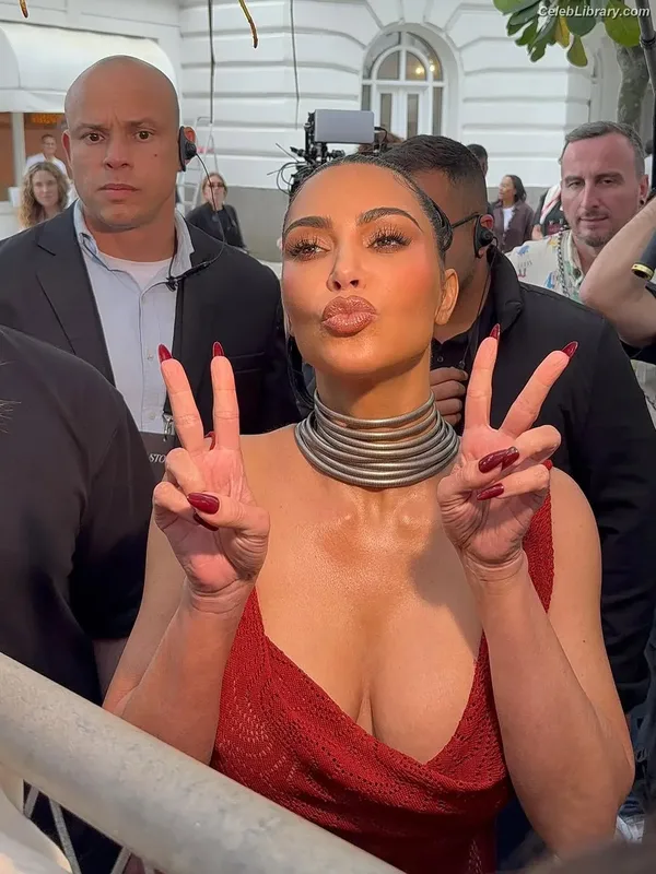 Kim Kardashian photo 3 of 4170