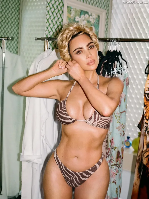 Kim Kardashian photo 12 of 4170