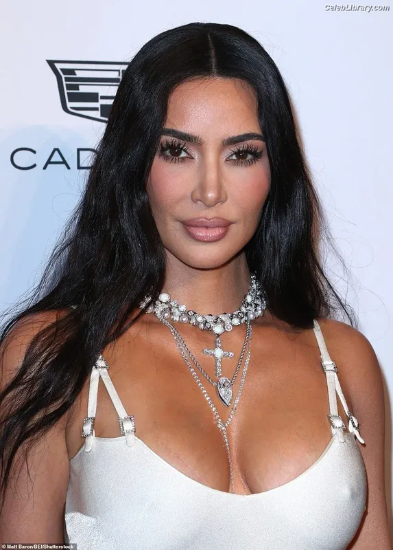 Kim Kardashian photo 17 of 4170