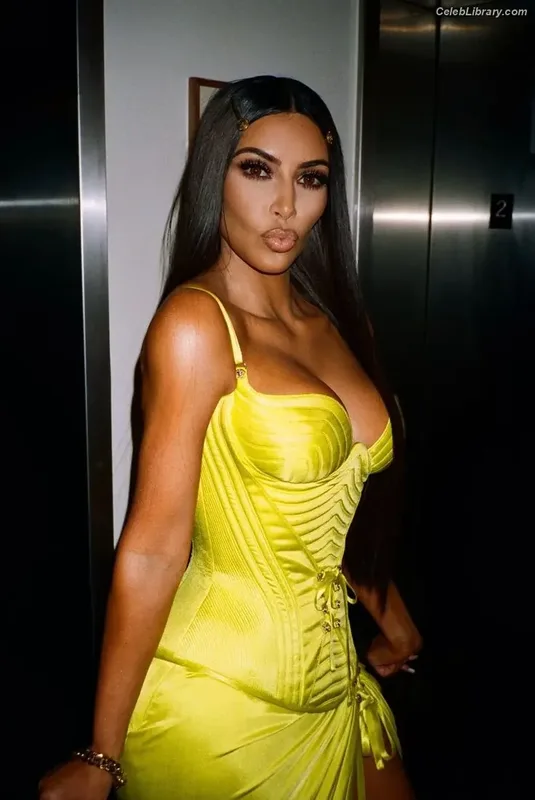 Kim Kardashian photo 18 of 4170