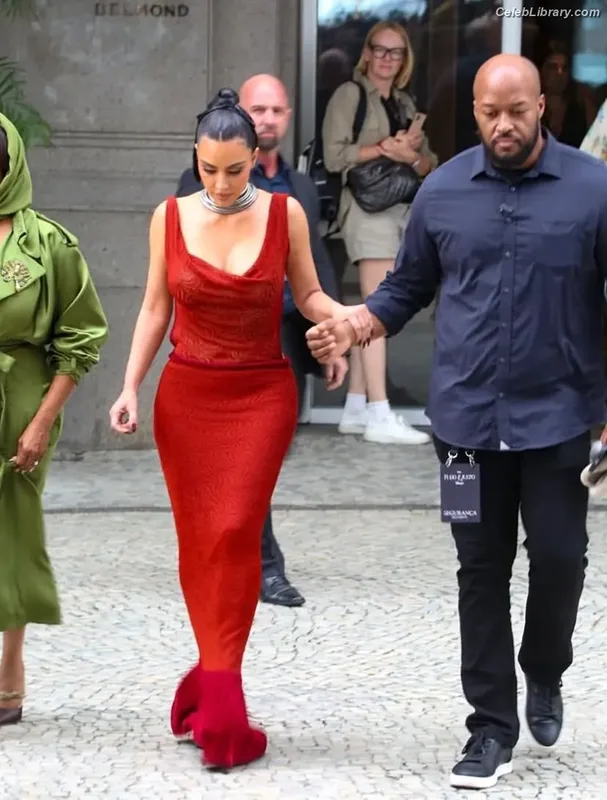 Kim Kardashian photo 4 of 4170