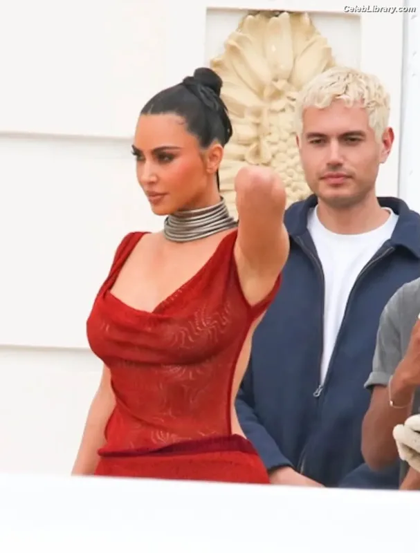 Kim Kardashian photo 5 of 4170