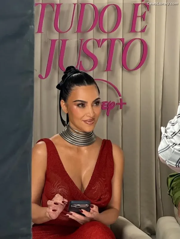 Kim Kardashian photo 8 of 4170