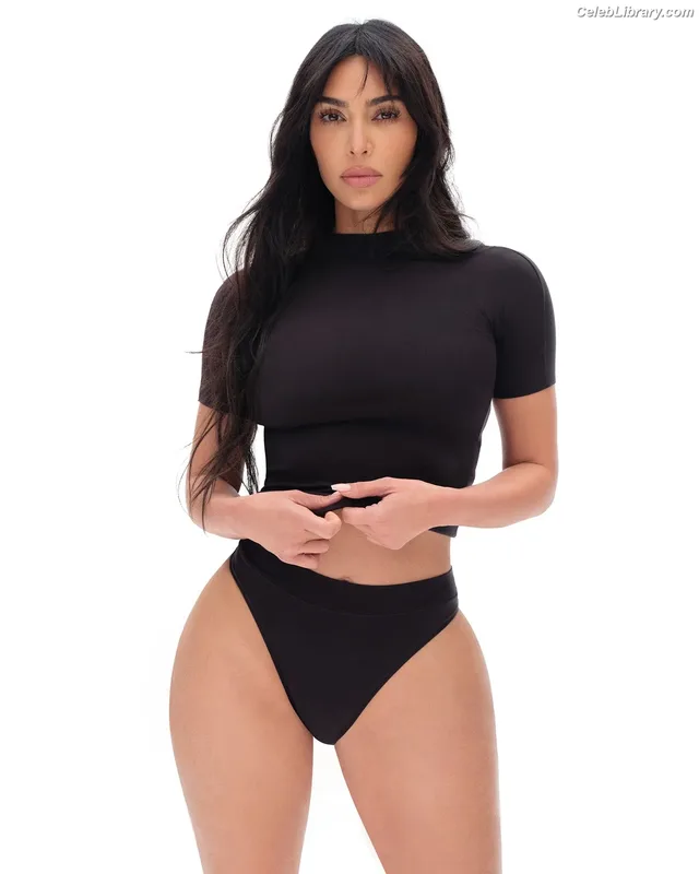 Kim Kardashian photo 12 of 4170