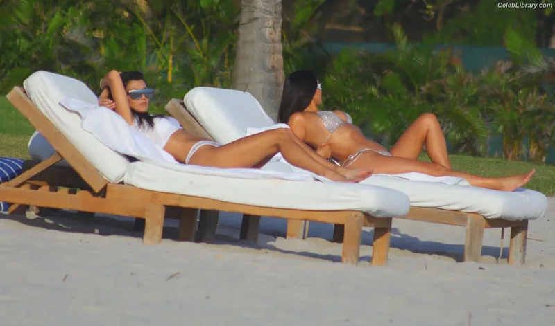 Kim Kardashian photo 23 of 4170