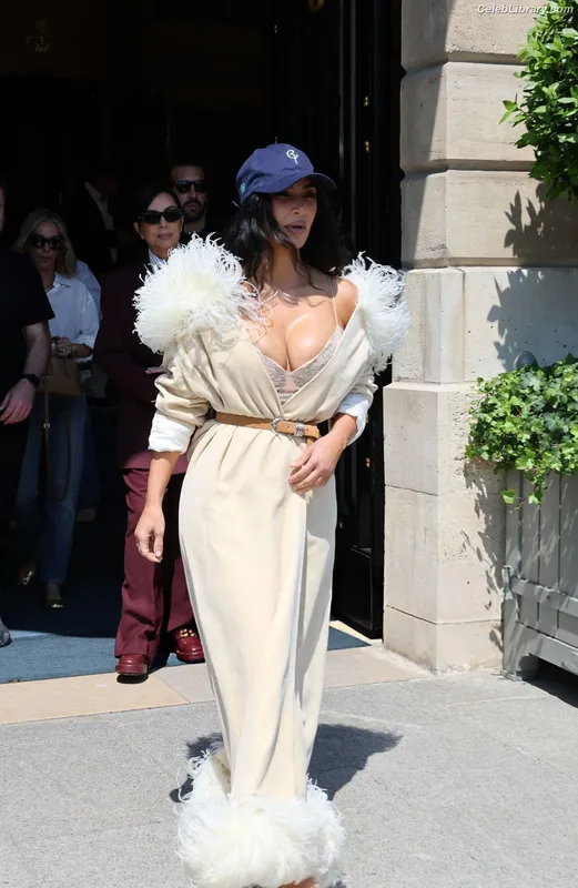 Kim Kardashian photo 15 of 4170