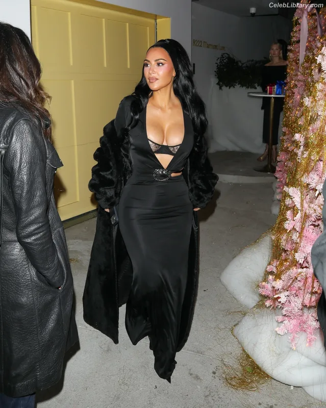 Kim Kardashian photo 22 of 4170