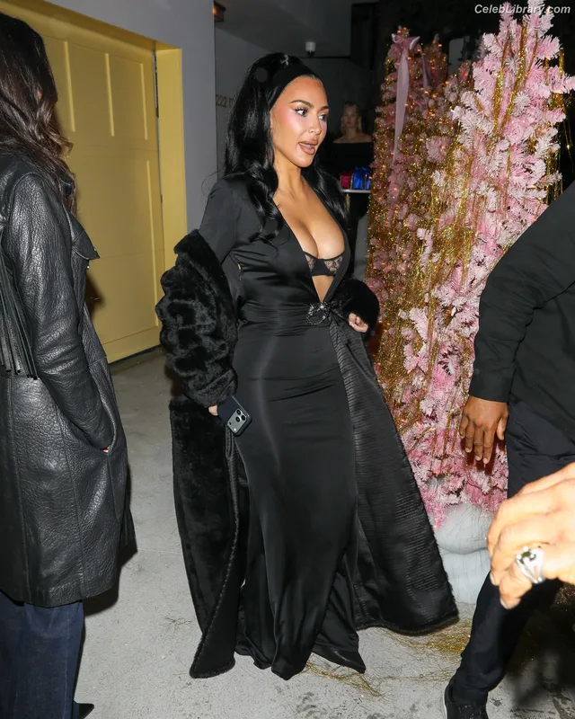 Kim Kardashian photo 1 of 4170
