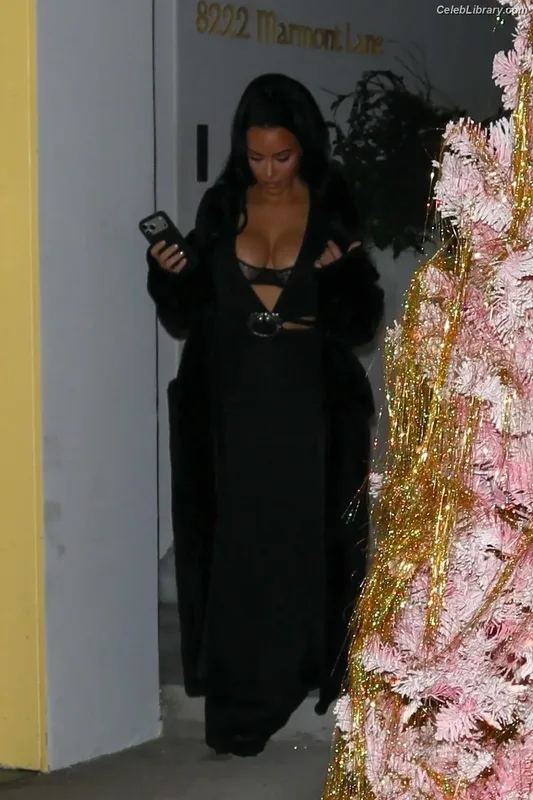 Kim Kardashian photo 4 of 4170