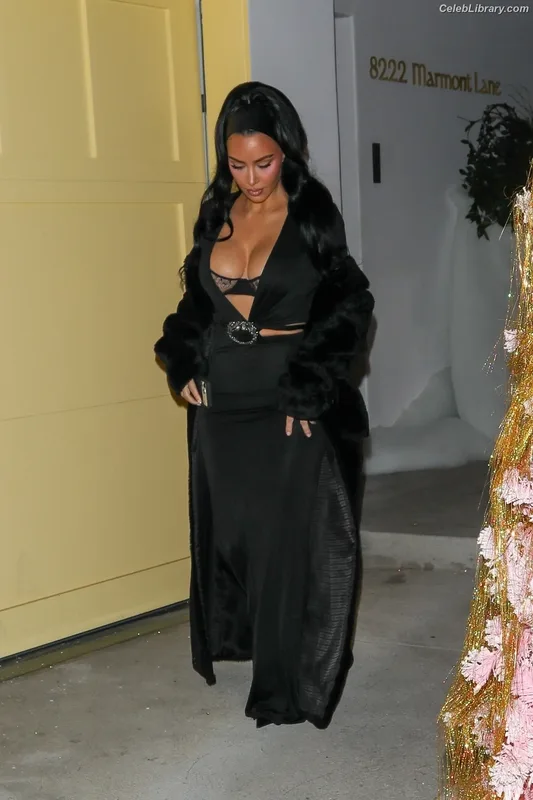 Kim Kardashian photo 9 of 4170