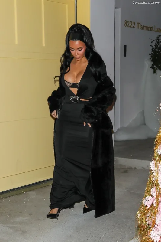 Kim Kardashian photo 10 of 4170