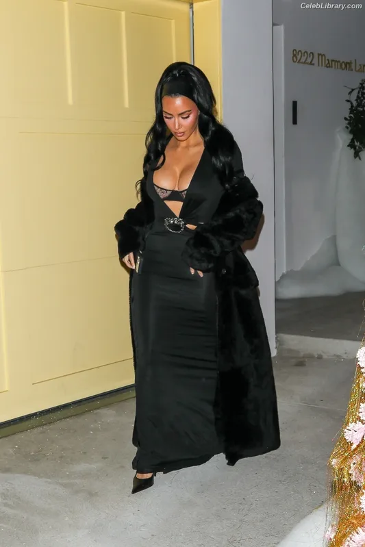 Kim Kardashian photo 11 of 4170