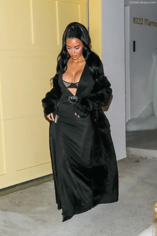 Kim Kardashian photo 12 of 4170