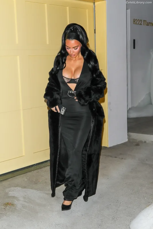 Kim Kardashian photo 13 of 4170