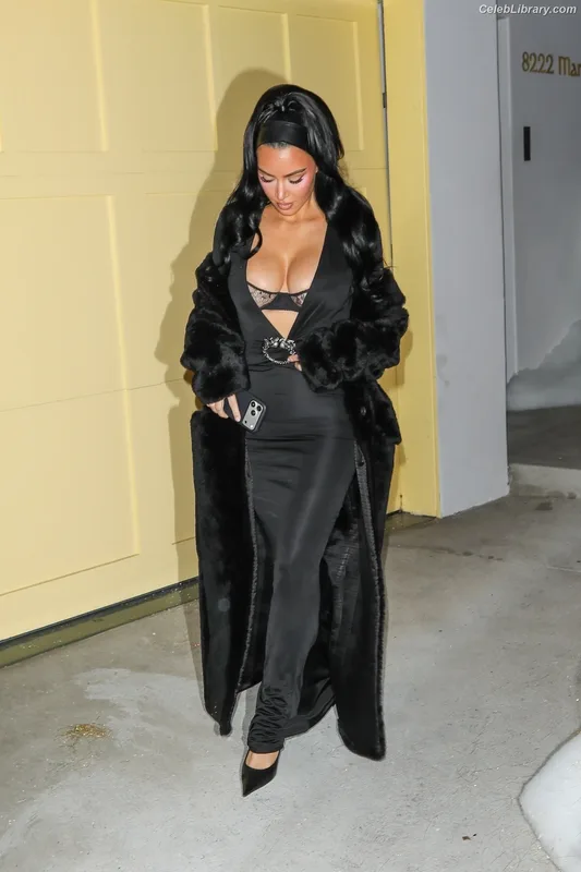 Kim Kardashian photo 14 of 4170