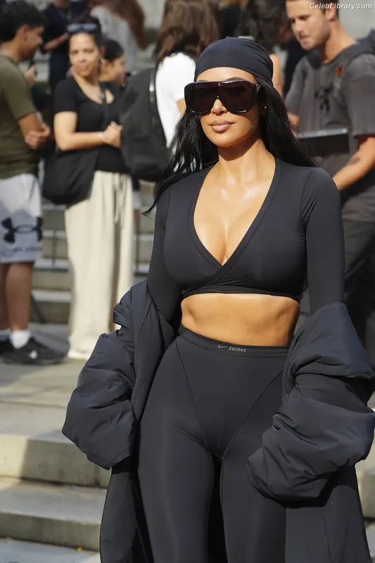 Kim Kardashian photo 3 of 4170