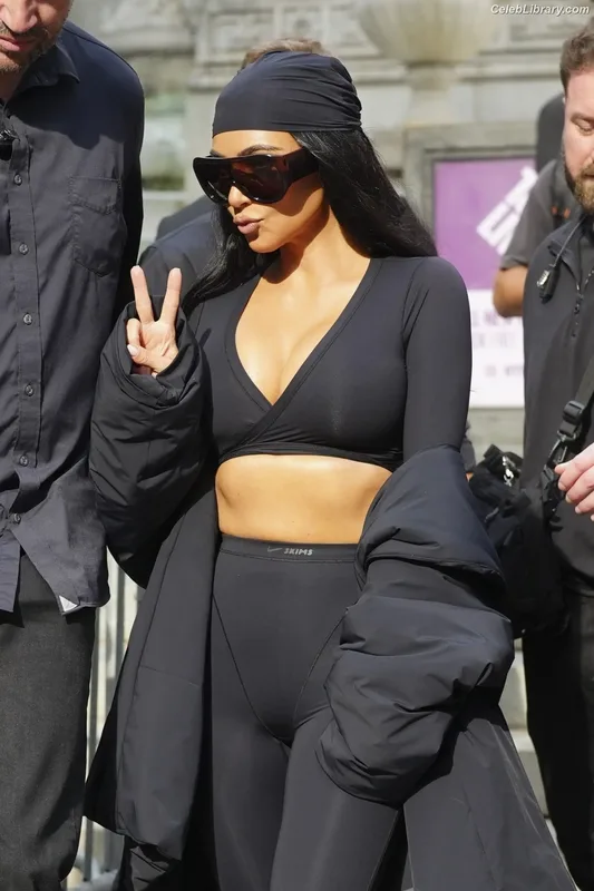 Kim Kardashian photo 12 of 4170