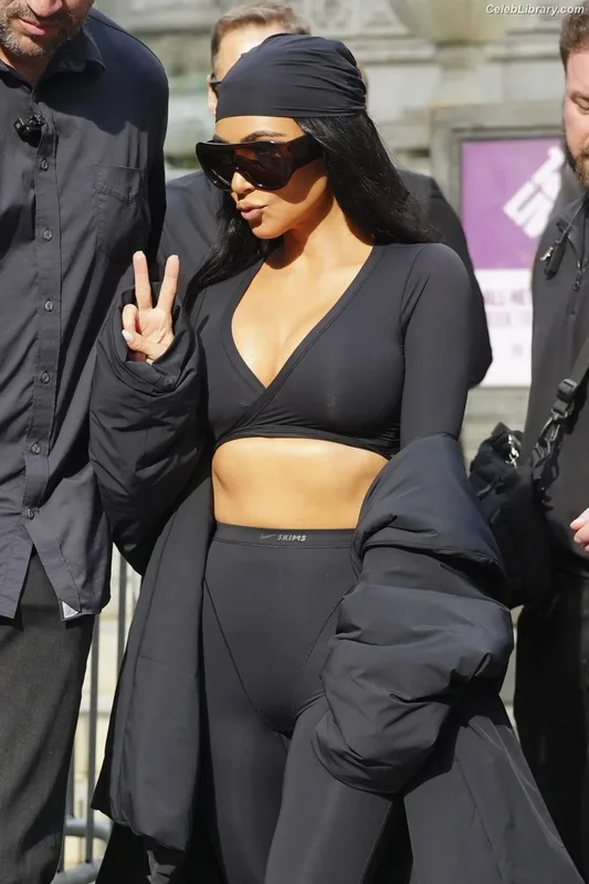 Kim Kardashian photo 14 of 4170