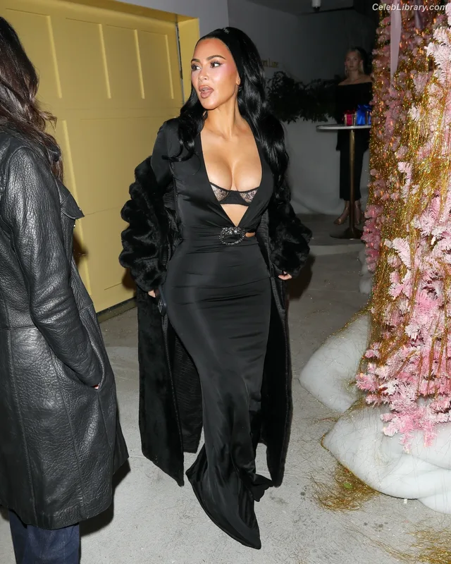 Kim Kardashian photo 20 of 4170