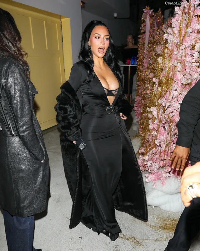 Kim Kardashian photo 21 of 4170