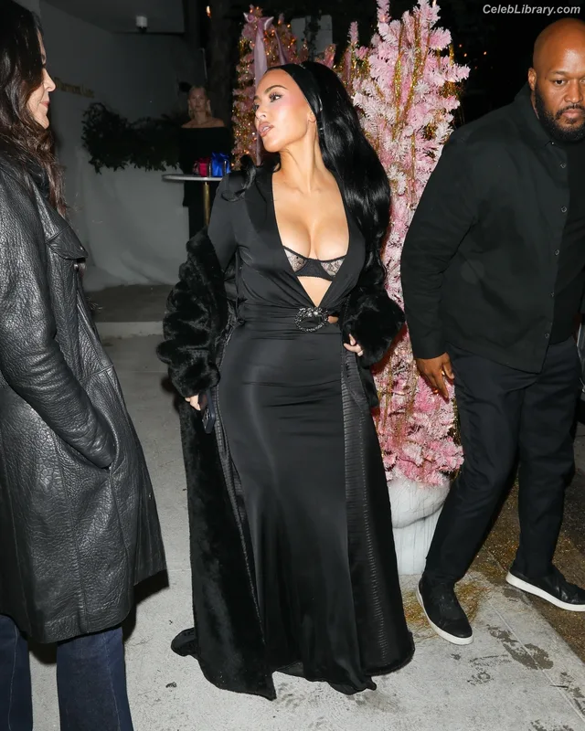 Kim Kardashian photo 23 of 4170