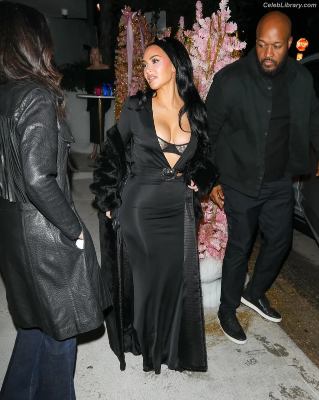 Kim Kardashian photo 1 of 4170